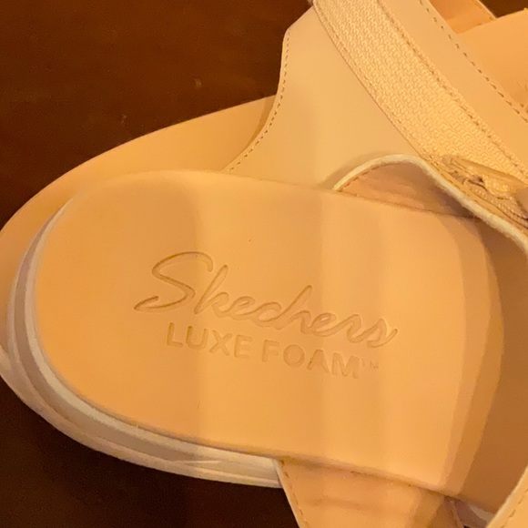 Skechers Intergrades Luxe Foam flips. NWOT - Picture 2 of 6